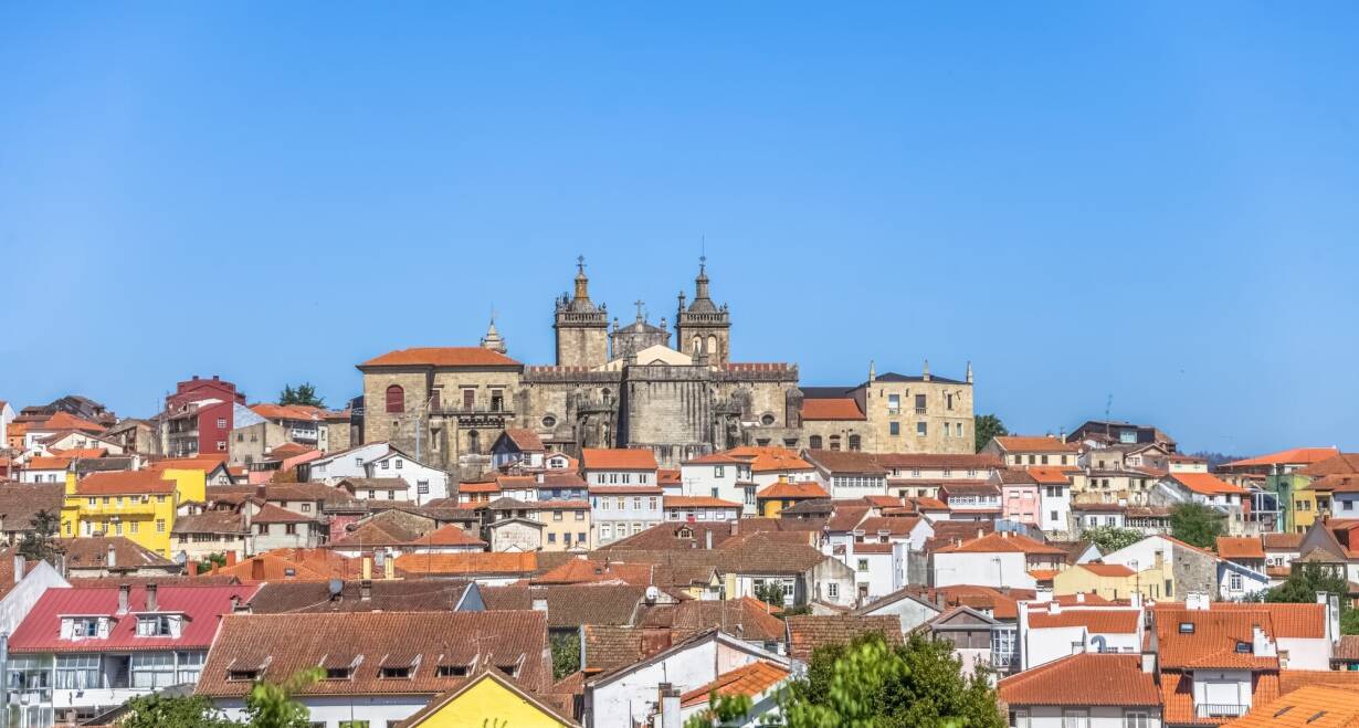 Fly & Drive Portugal: van Porto naar Lissabon - PortugalGuimarães - Viseu ca. 174 km.