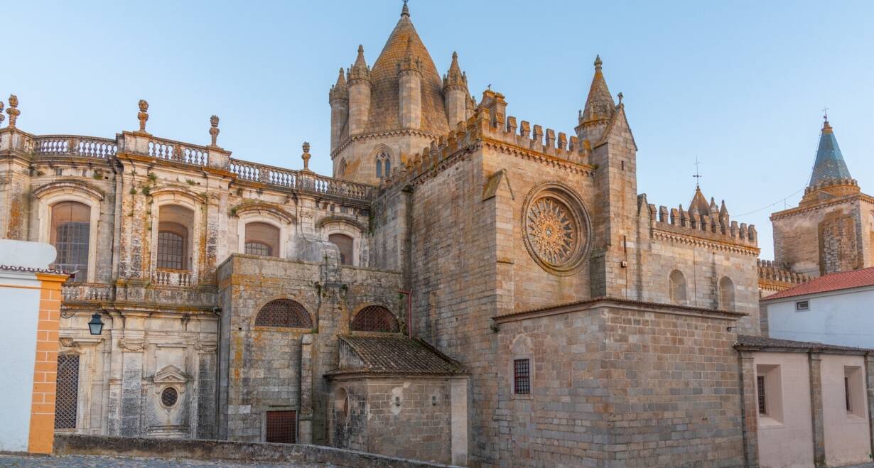 Fly & Drive Portugal: van Porto naar Lissabon - PortugalZondag in Évora